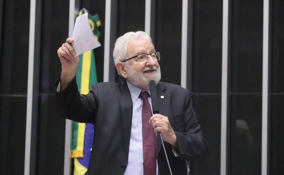 O deputado Ivan Valente (PSOL) tenta, via projeto de lei, barrar a exploração de petróleo na Amazônia. ... Leia mais em https://www.cartacapital.com.br/politica/projeto-de-lei-em-tramitacao-na-camara-quer-proibir-exploracao-de-petroleo-e-gas-na-amazonia/. O conteúdo de CartaCapital está protegido pela legislação brasileira sobre direito autoral. Essa defesa é necessária para manter o jornalismo corajoso e transparente de CartaCapital vivo e acessível a todos