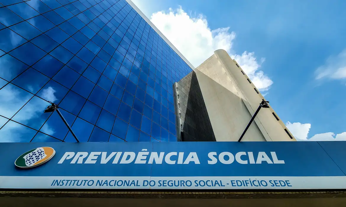 INSS começa a devolver descontos indevidos de aposentados: cronograma completo e alerta aos golpistas