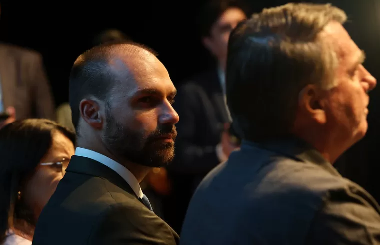 Eduardo Bolsonaro pode ter passaporte apreendido ao retornar ao Brasil
