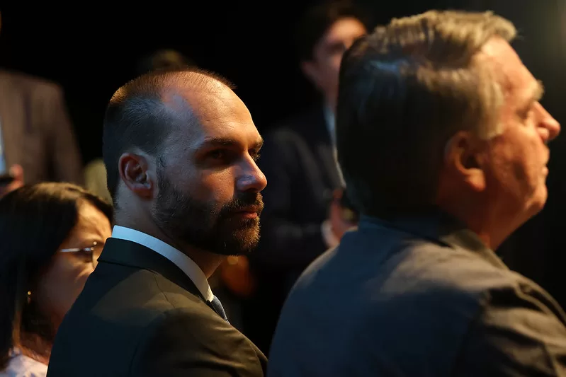 Eduardo Bolsonaro pode ter passaporte apreendido ao retornar ao Brasil