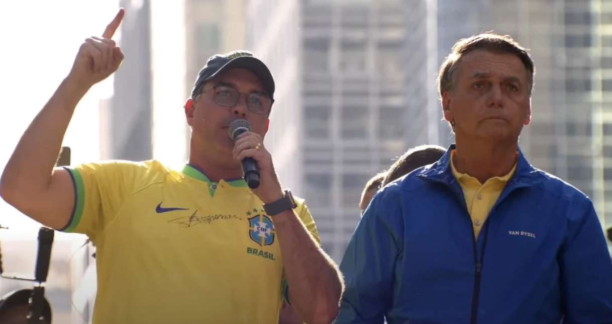 Flávio Bolsonaro afirma que câncer do pai foi resultado de “perseguição incessante”