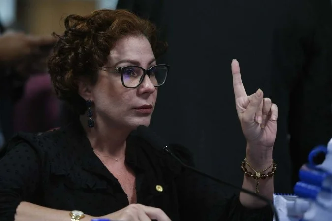 Presa na Itália, Carla Zambelli reclama de falta de xampu; simbolismo cruel após veto a absorventes nas prisões
