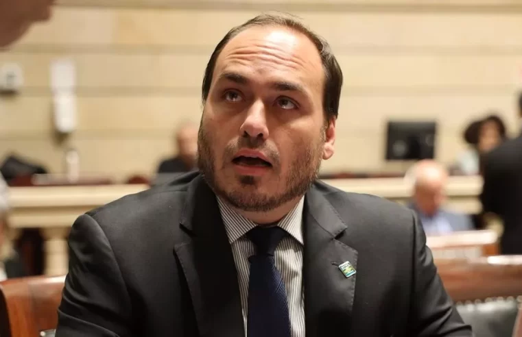 Desespero da crise: Carlos Bolsonaro passa mal e se recupera em casa