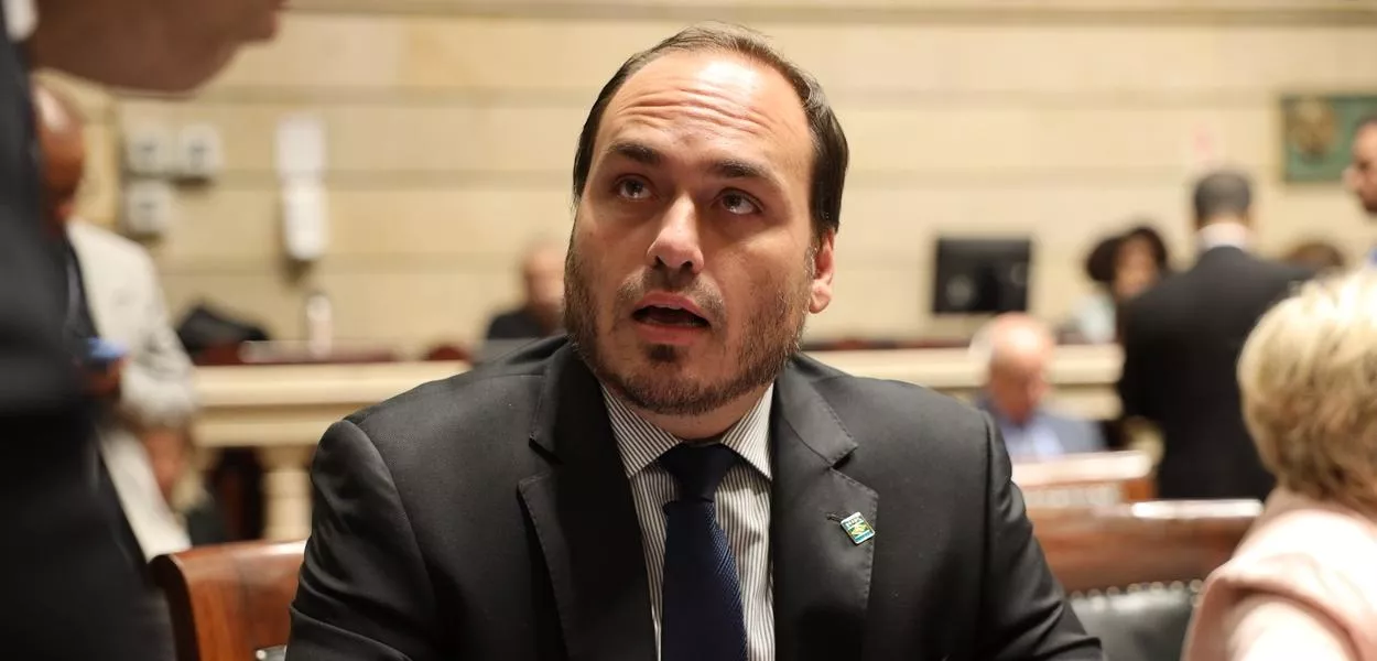 Desespero da crise: Carlos Bolsonaro passa mal e se recupera em casa