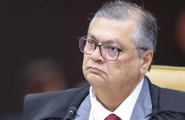 Dino manda PF investigar Bolsonaro e filhos por incentivar uso de cloroquina durante pandemia