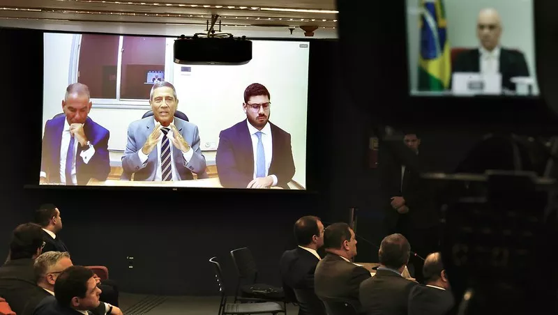 Braga Netto nega entrega de dinheiro em caixa de vinho