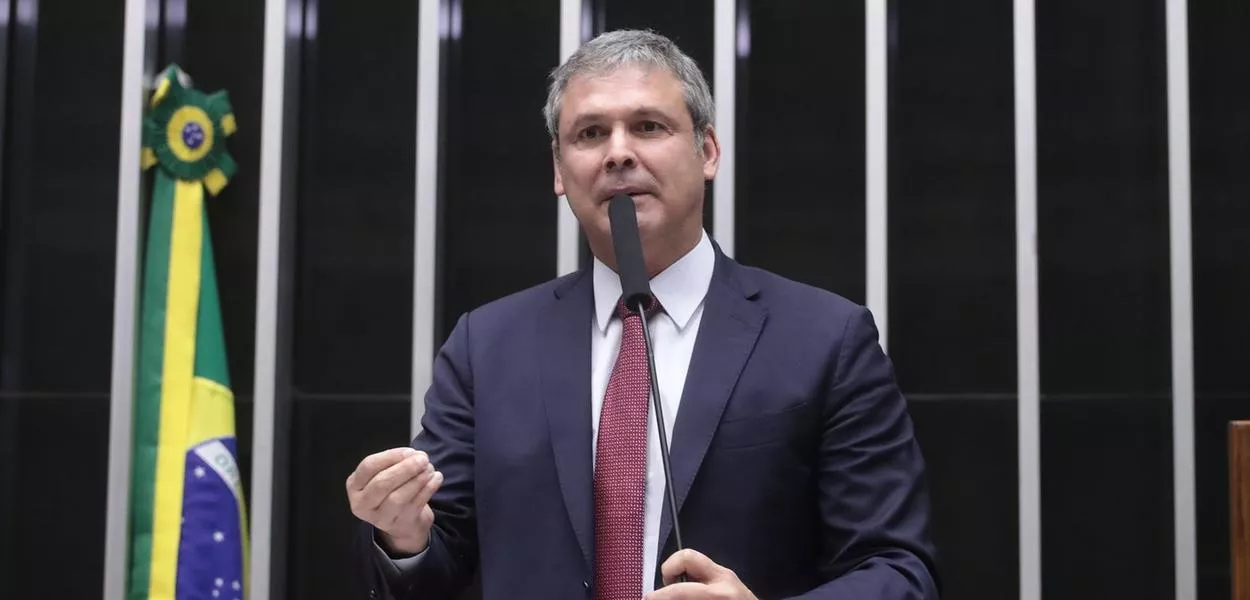 Lindbergh pede prisão de Eduardo e inclusão de Jair e Flávio em inquérito