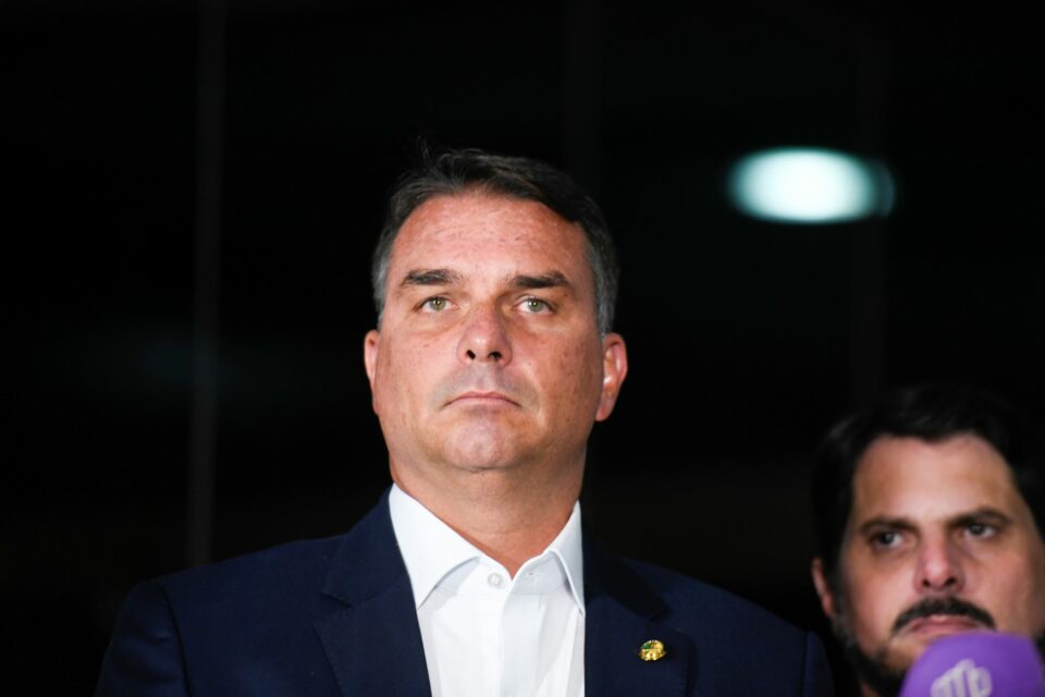 Flávio Bolsonaro e Damares visitam Carla Zambelli em Roma em viagem marcada por solidariedade e polêmicas