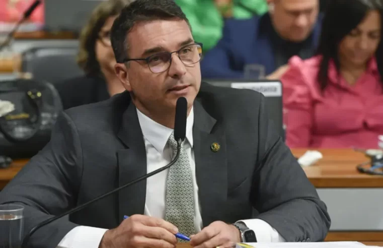 Flávio Bolsonaro defende indulto com “uso da força” — golpismo à vista?