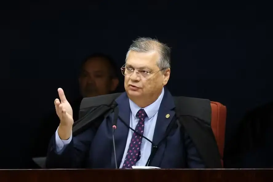 Flávio Dino põe freio na pressão externa: proíbe cumprimento automático de sanções estrangeiras