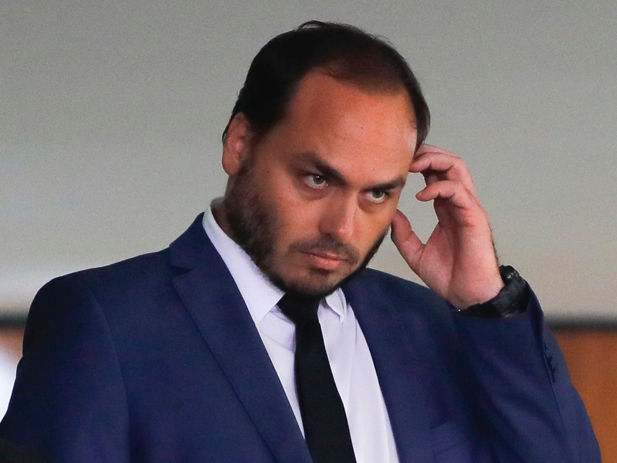 Carluxo admitiu envio de US$ 10 mil aos EUA após derrota do pai, revela depoimento
