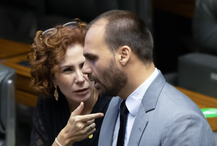 Moraes aponta que Zambelli reproduz tática de Eduardo Bolsonaro para atacar a democracia
