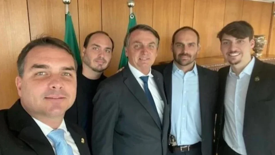 Família e aliados racham diante da dúvida: Bolsonaro deve ir ao julgamento no STF?
