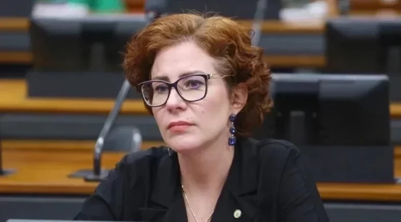 Zambelli não pode ser presa em casa e extradição pode levar até um ano, diz embaixador