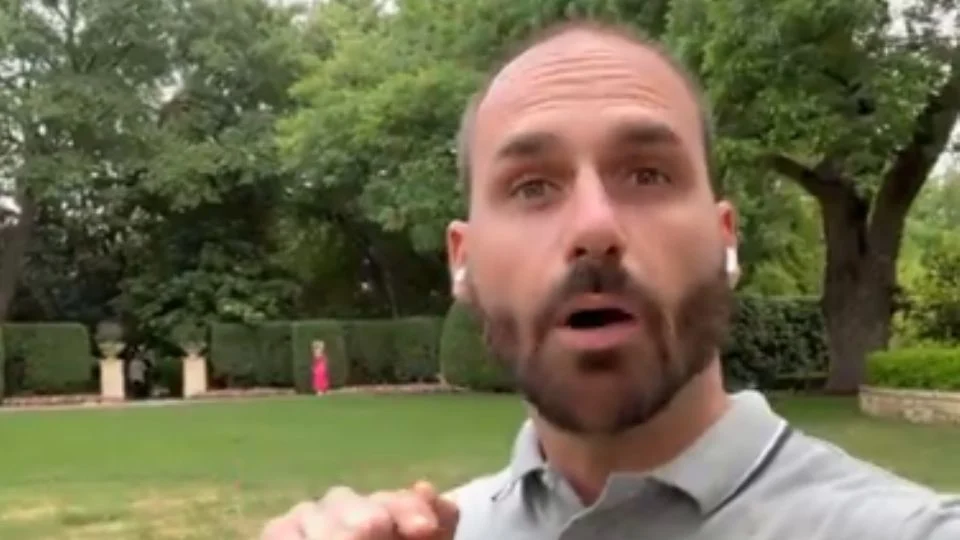 Eduardo Bolsonaro confirma: vai largar o mandato e ficar nos EUA