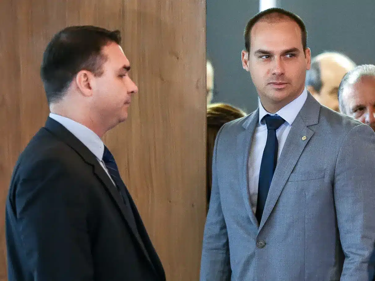 Pesquisa testa Flávio e Eduardo Bolsonaro contra Lula em 2026