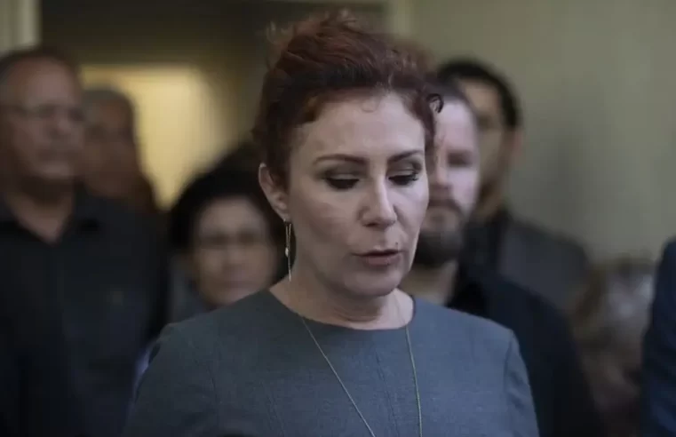 Carla Zambelli relata oito desmaios enquanto está presa na Itália e acusa ministro Moraes de perseguição