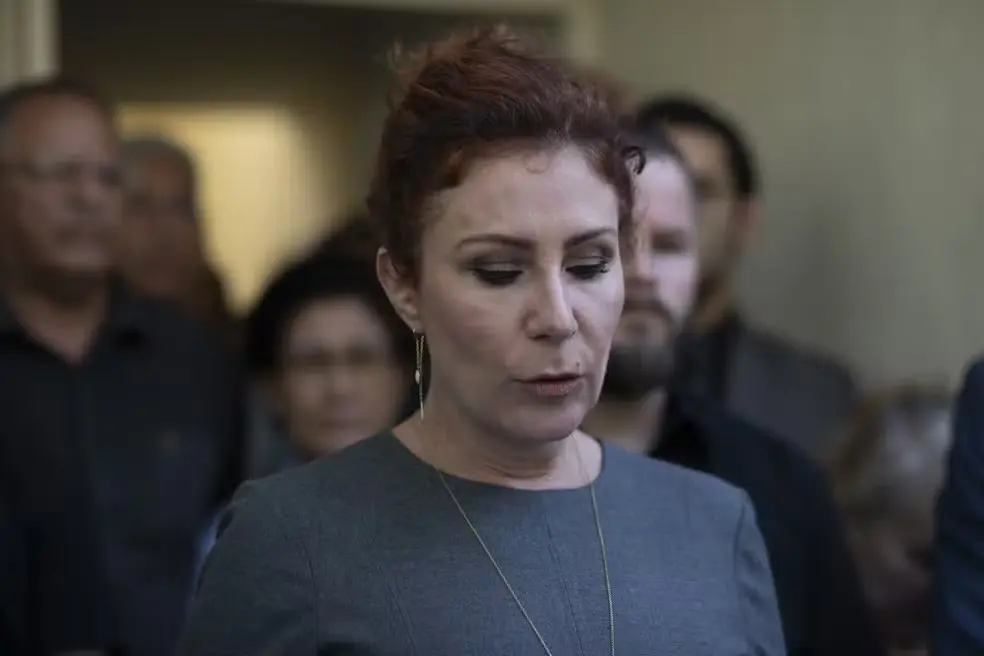 Carla Zambelli relata oito desmaios enquanto está presa na Itália e acusa ministro Moraes de perseguição