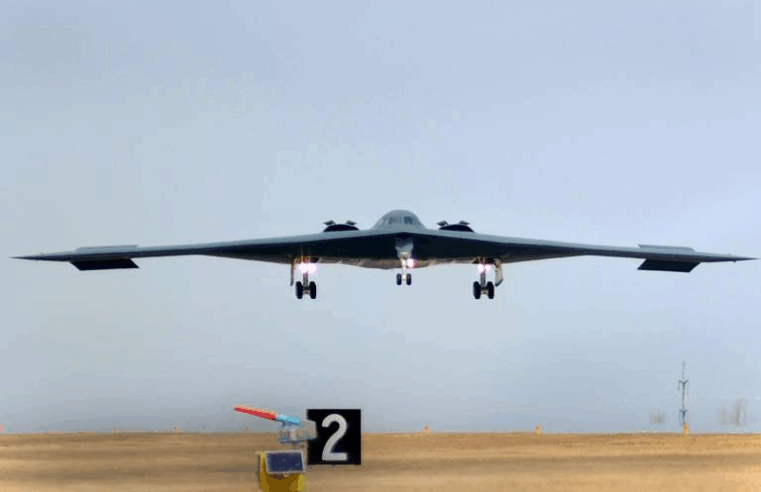 Aviões B‑2 dos EUA decolam com capacidade de lançar “superbomba” em meio à guerra Israel‑Irã