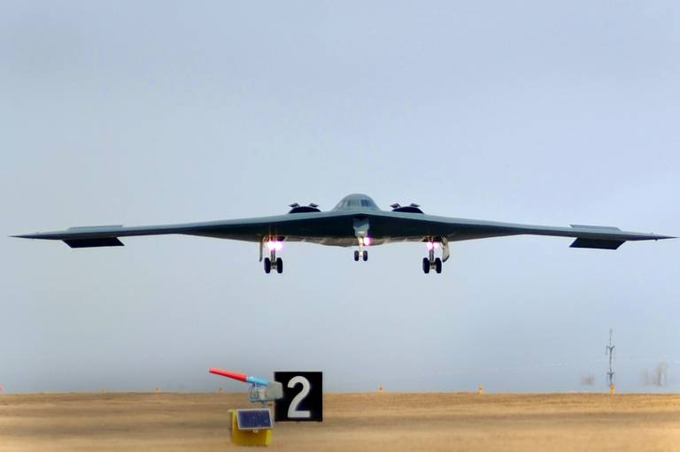 Aviões B‑2 dos EUA decolam com capacidade de lançar “superbomba” em meio à guerra Israel‑Irã