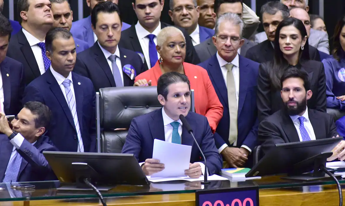 Motta propõe que deputado acumule aposentadoria e salário enquanto pressiona o governo Lula