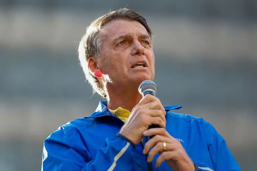 Bolsonaro Contradiz Filho ao Negar Envolvimento no “Tarifaço” de Trump