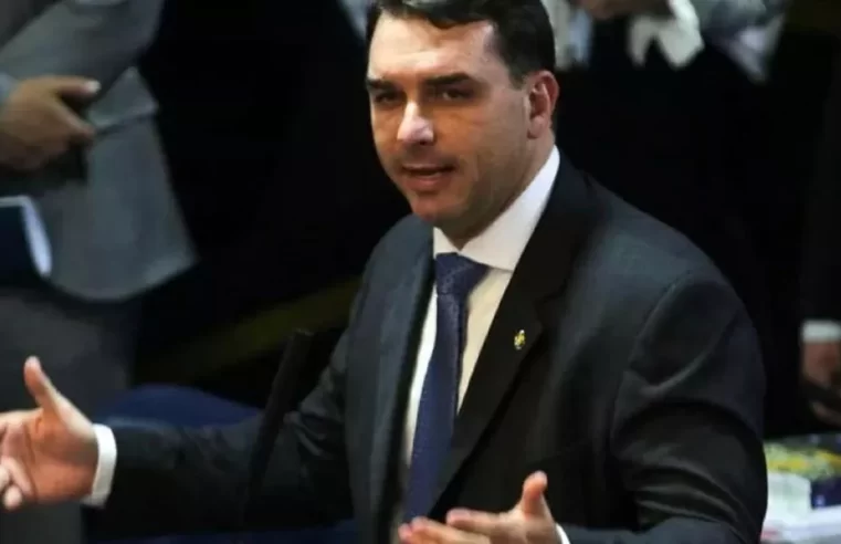 Flávio Bolsonaro classifica como “humilhação” a vigilância externa à casa de Jair Bolsonaro