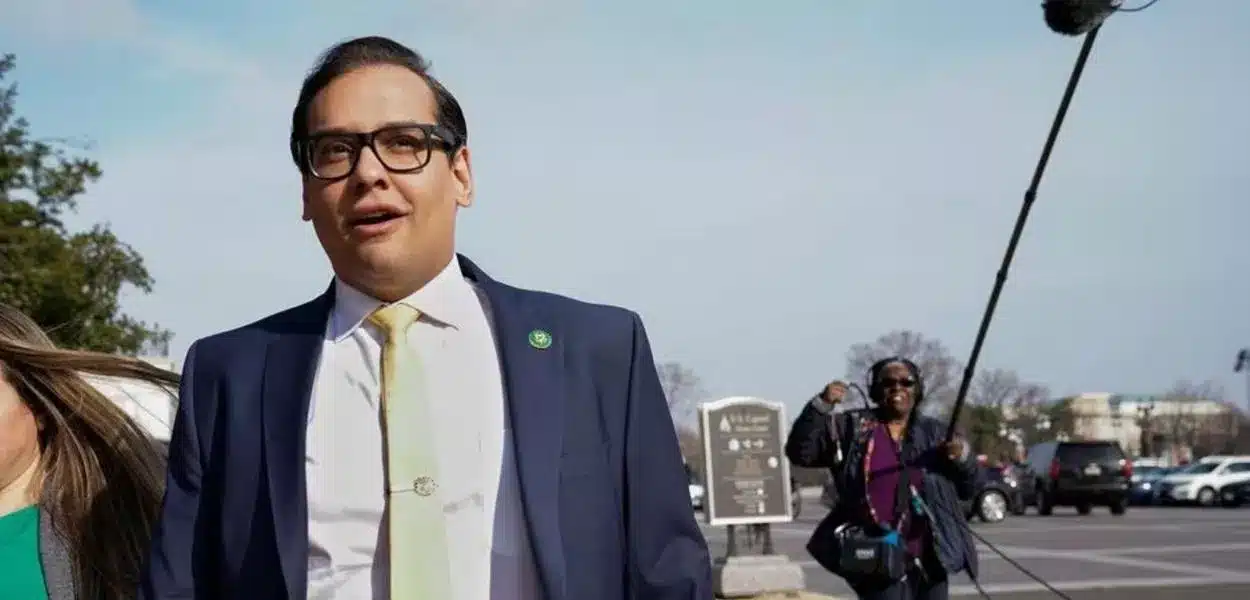 Ex-deputado americano George Santos se entrega e é preso após condenação por fraude