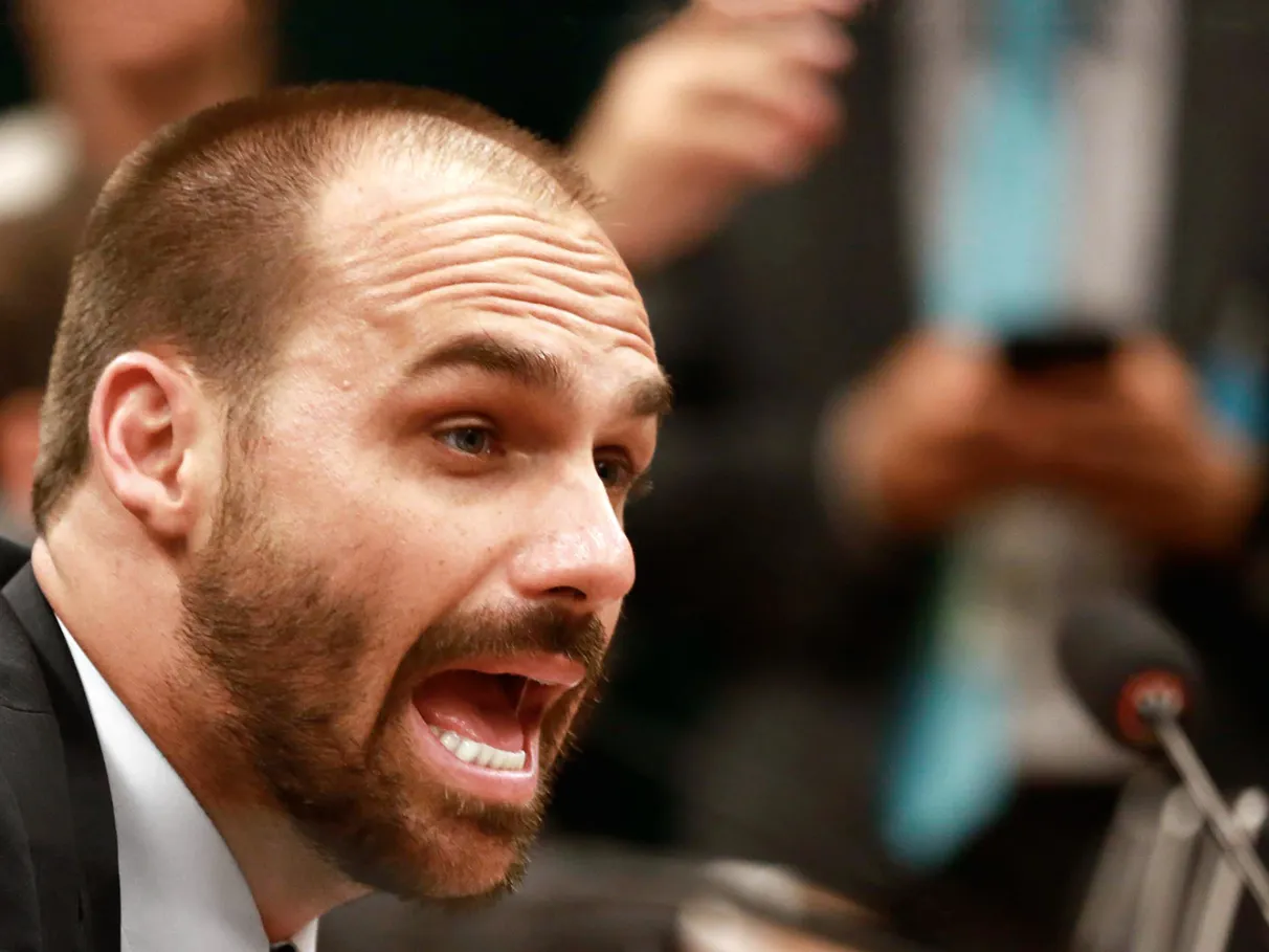 Folha chama Eduardo Bolsonaro de “inimigo do Brasil” por sabotar interesses nacionais