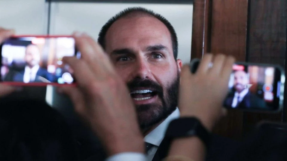 PF inclui “imagem possivelmente desmoralizante” que apavora Eduardo Bolsonaro, diz relatório