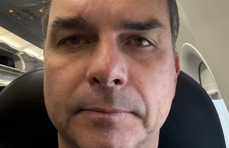 Flávio Bolsonaro deixa o país um dia antes de operação da PF contra Jair