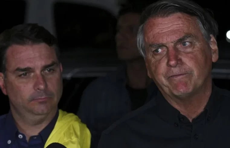 Flávio tenta transformar assalto à família em “recado político” como o caso Adélio