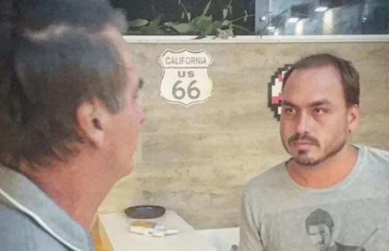 Carlos Bolsonaro diz que “dói ver meu pai sendo proibido de sair do país” após ação da PF