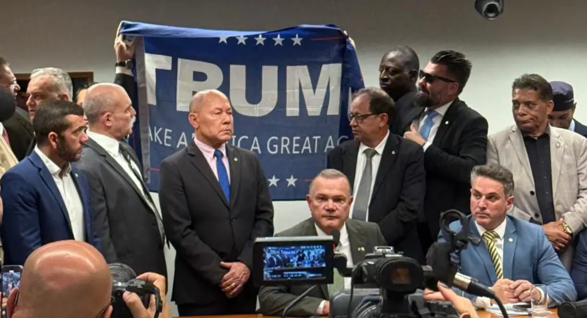 Entreguismo em cena: bolsonaristas hasteiam bandeira de Trump na Câmara