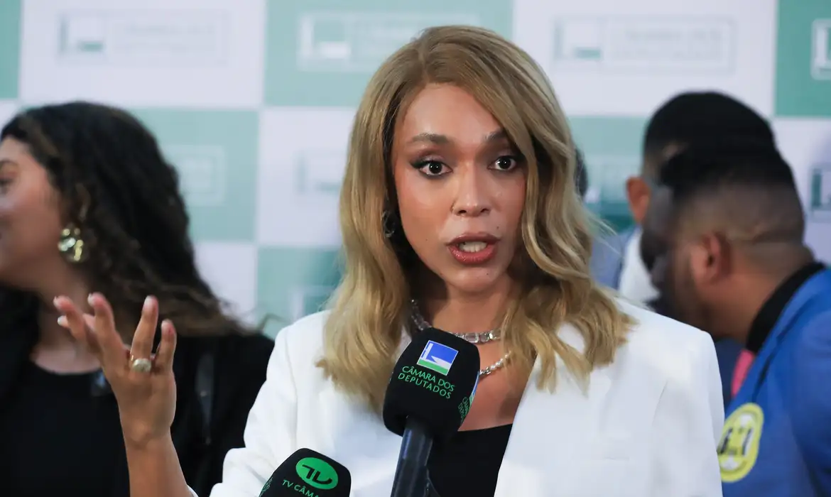 Erika Hilton aciona STF contra Eduardo Bolsonaro e pede bloqueio de contas bancárias