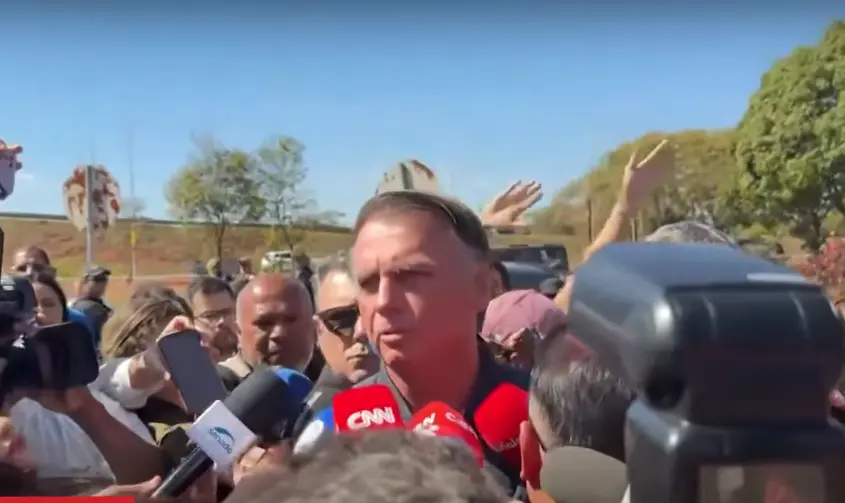 Bolsonaro escondia US$ 14 mil na gaveta de cuecas, revela busca da PF
