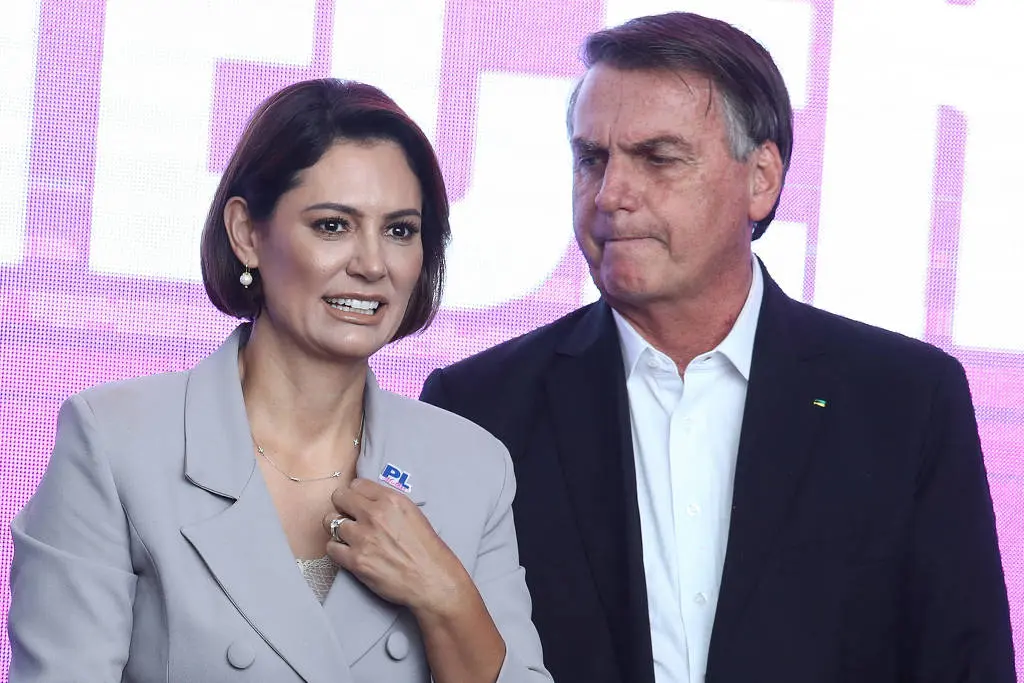 Bolsonaro fez transferência de R$ 2 milhões a Michelle antes de depor, revela PF