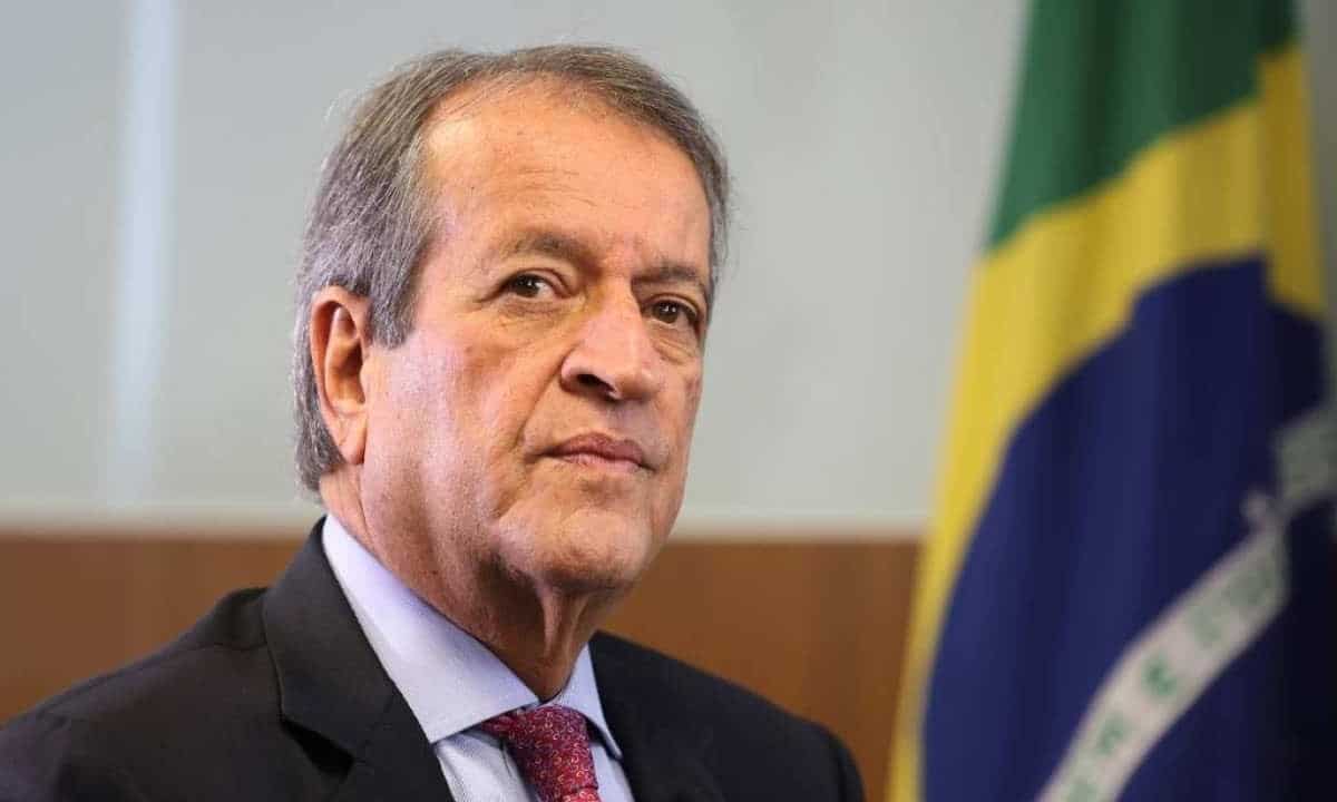 “É o pai dele que decide”: Eduardo vira figurante no próprio partido