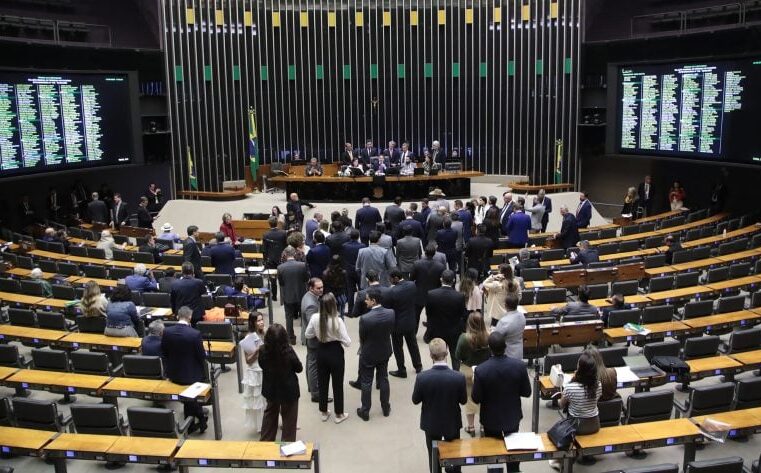 Centrão impede regulamentação das redes: só quer punir quem explora crianças