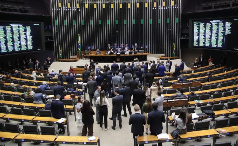 Centrão impede regulamentação das redes: só quer punir quem explora crianças