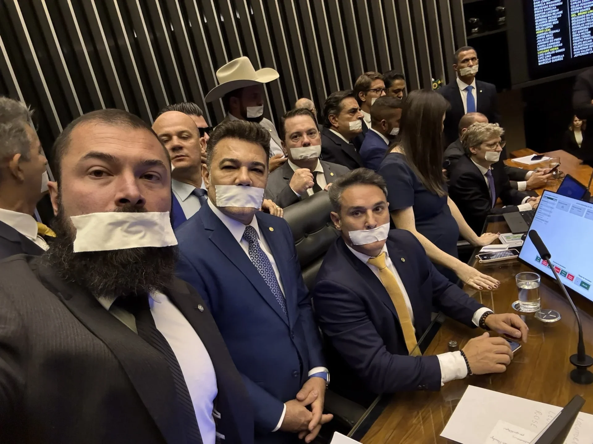 Oposição ocupa plenários por anistia e impeachment de Moraes e gera impasse no Congresso