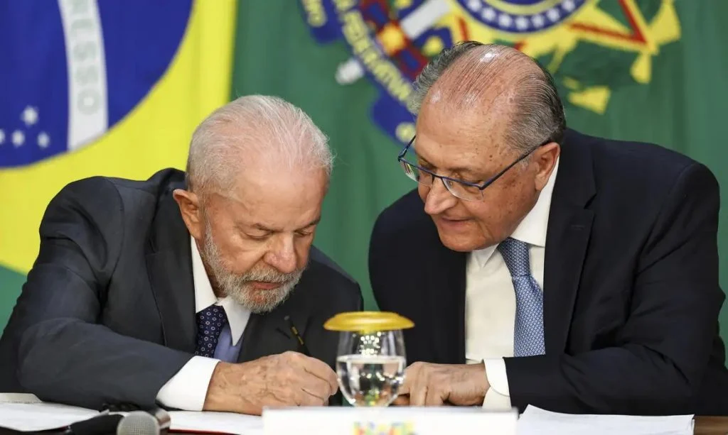 Lula e Alckmin fecham pacote de socorro contra o tarifaço: crédito barato, compras públicas e emprego garantido