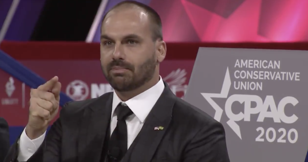 Eduardo Bolsonaro foragido discursando em evento nos Estados Unidos