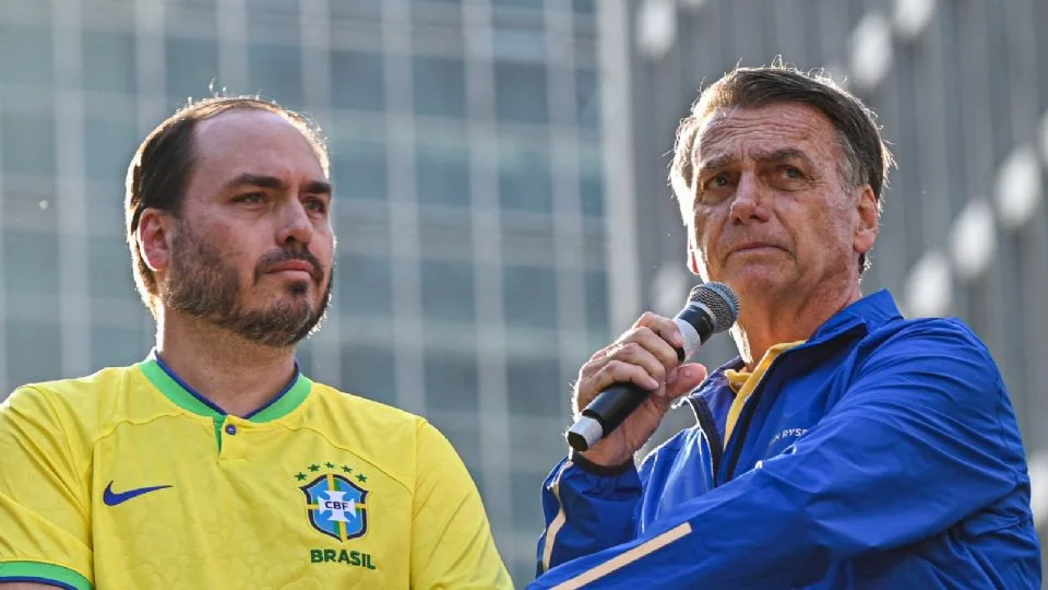 Carlos Bolsonaro se desespera e admite: reeleição de Lula em 2026 é inevitável