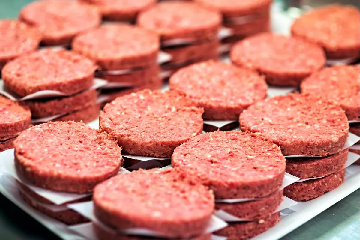 Entidade dos EUA alerta: EUA dependem do Brasil para carne moída e pede fim do tarifaço