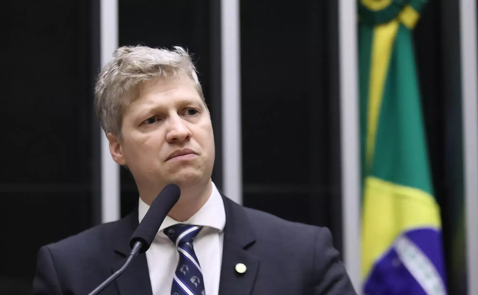 Bolsonaristas acusam projeto de proteção infantil de “censura” — mas a urgência segue intacta