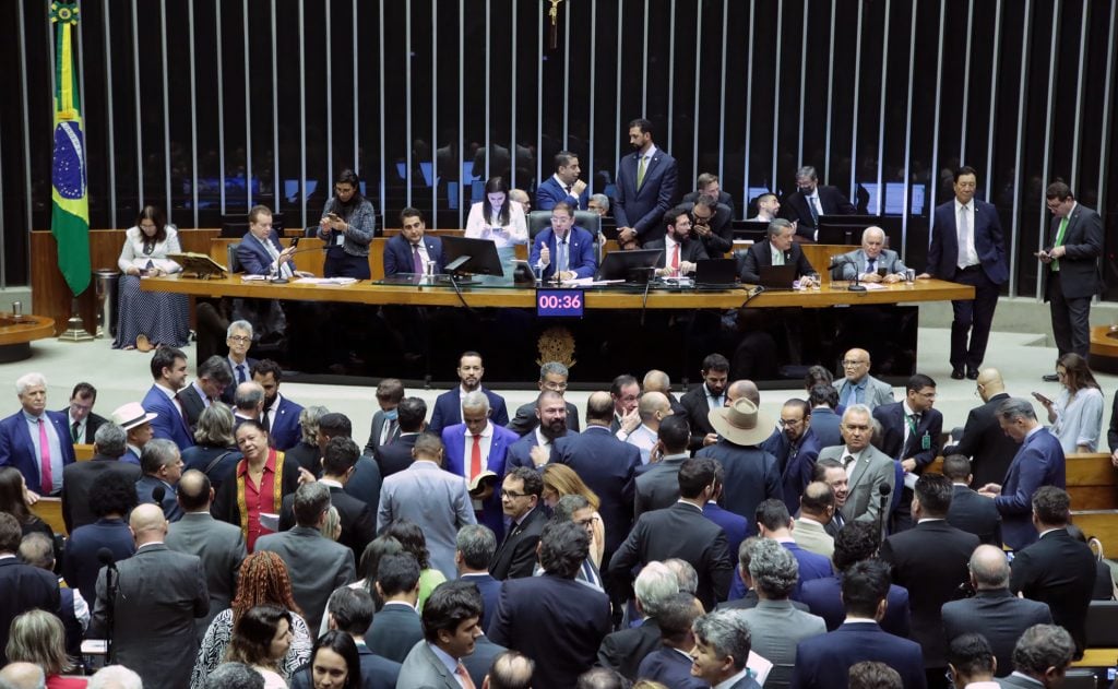 Câmara aprova urgência para projeto que anistia golpistas e desafia STF
