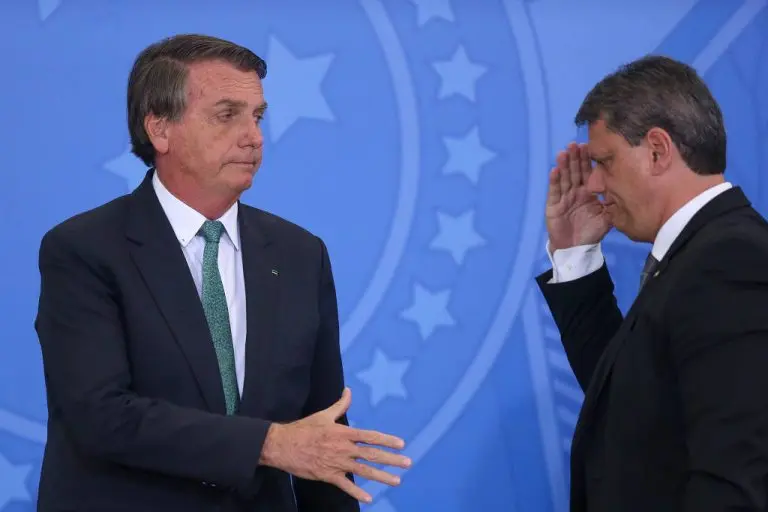 Jair Bolsonaro, então presidente, e Tarcísio de Freitas, então ministro da Infraestrutura, durante evento no Palácio do Planalto, em dezembro de 2021. Foto: Pedro Ladeira/Folhapress