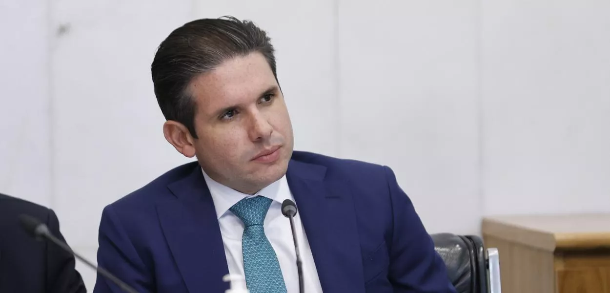 Hugo Motta protege Eduardo e trava pedido de cassação na Câmara
