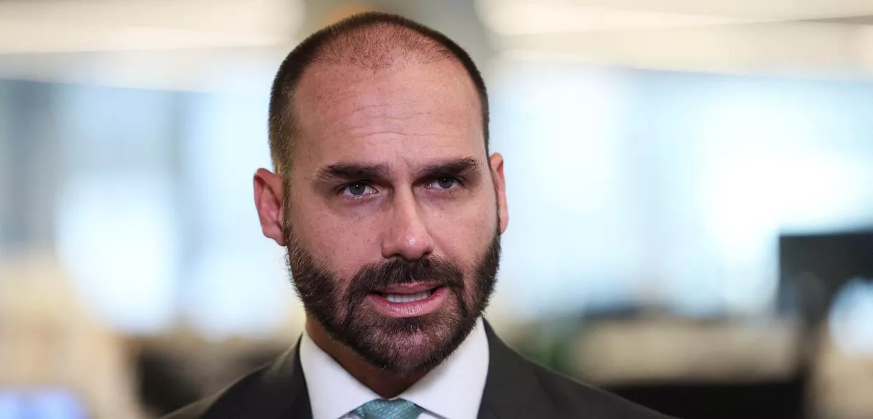PGR prepara denúncia contra Jair e Eduardo Bolsonaro por coação à Justiça